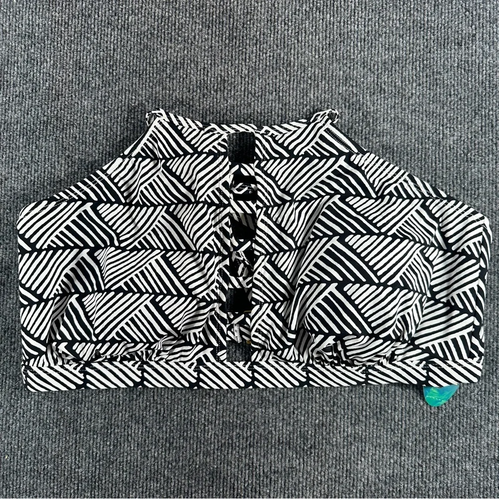 NEW‎ Mynah Geometric Black and White Clasp Back Bikini Top - Picture 2 of 8